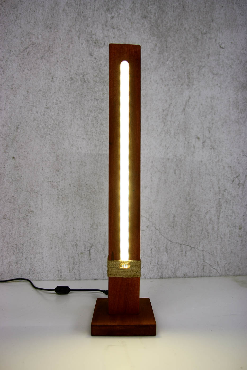 дървена LED лампа