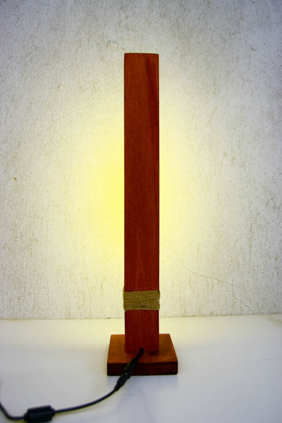 дървена LED лампа